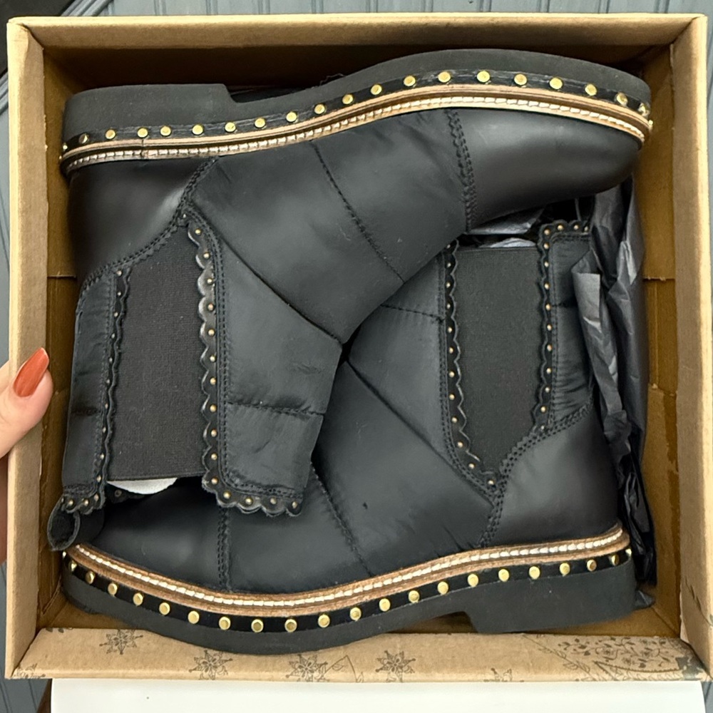 Free People Atlas Puffer Chelsea Boot Black Size 38.5 (US 8) New in Box - Picture 15 of 15